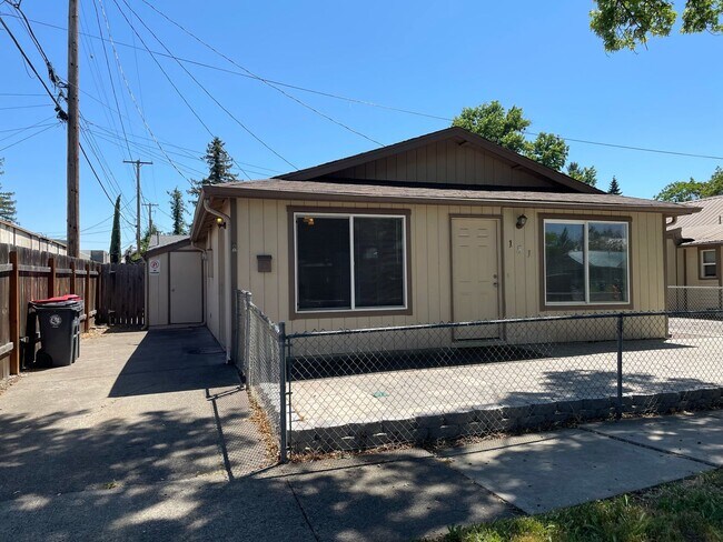Foto del edificio - Cozy 2 Bedroom 1 Bath w/Fully Fenced Yard