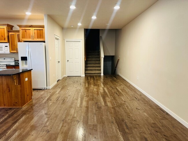 Building Photo - Spacious Duplex in Badger Mountain South