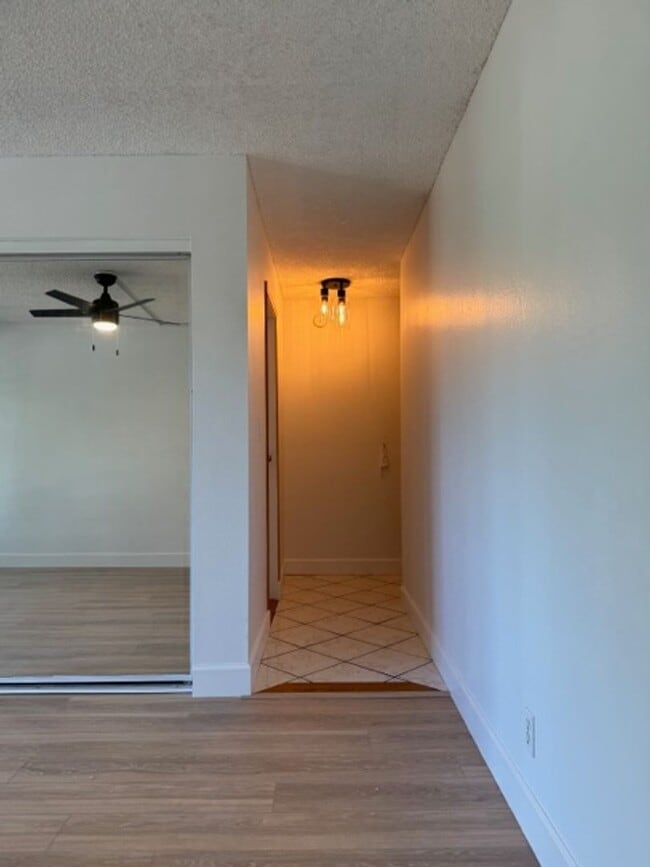 Building Photo - Renovated Studio with parking near Diamond...