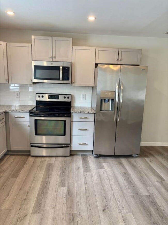 Building Photo - Charming Three Bedroom Duplex on Harborvie...