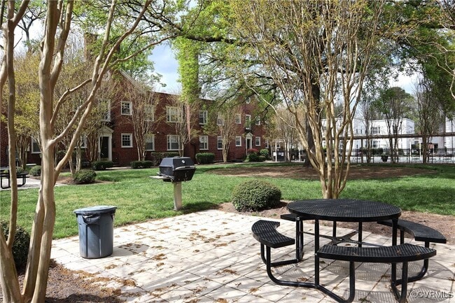 Building Photo - 45 E Lock Ln
