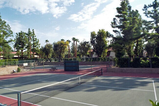 Foto del edificio - Palm Springs Villas - One Bedroom Condo