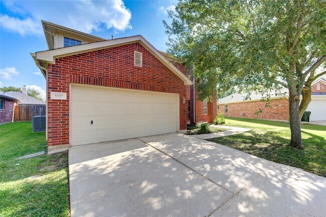 Foto del edificio - 5527 Gatesprings Ln