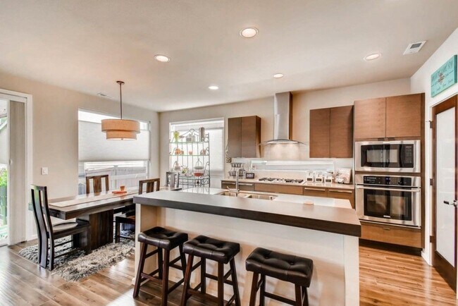 Foto del edificio - Gorgeous Modern 3 Bedroom Plus Bonus Room ...