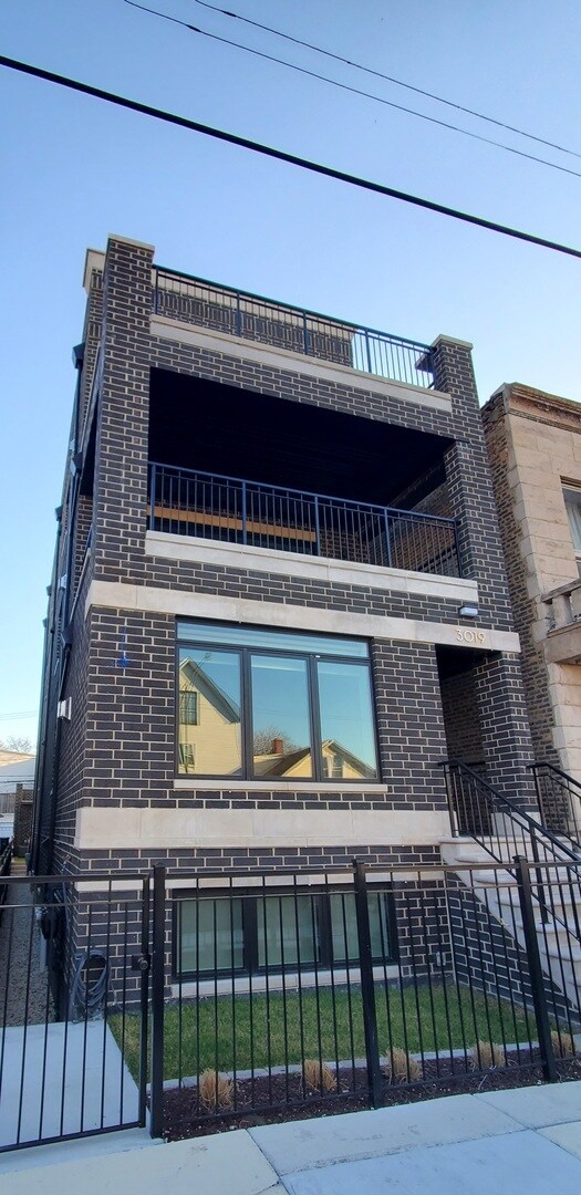 Building Photo - 3019 N Clybourn Ave