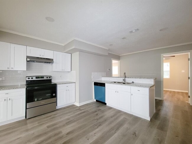 Building Photo - 405 Silver River Dr