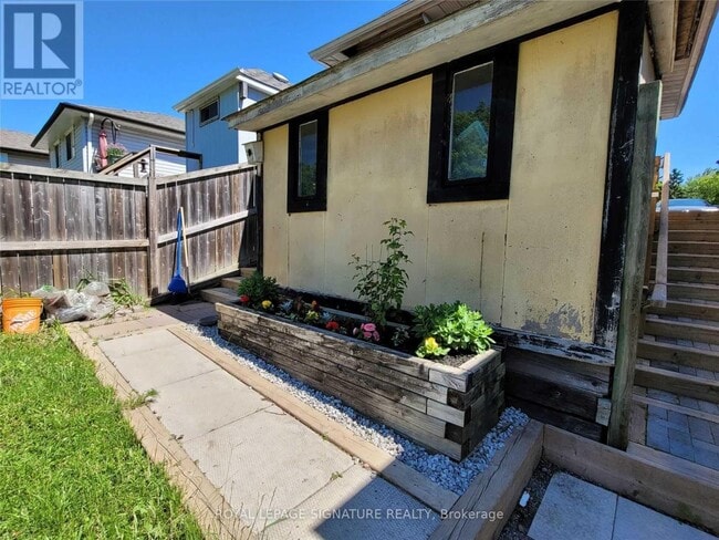 Building Photo - 726 Grandview Dr