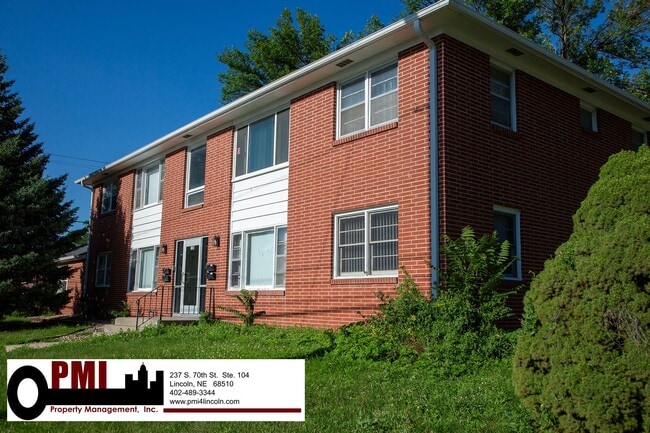 Building Photo - 2 Bedroom and 1.5 Bathroom Apartment Avail...