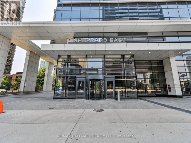 Photo du bâtiment - 5-2025 Sheppard Ave E