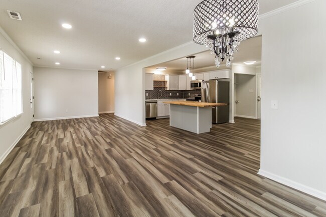 Building Photo - 2631 Hillway Dr