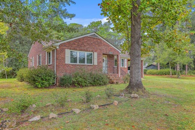 Building Photo - Fully Furnished Classic Summerville Home!