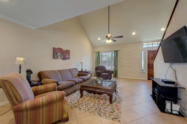 Foto del edificio - August Pre-Lease!! Beautiful 5 Bedroom Dup...