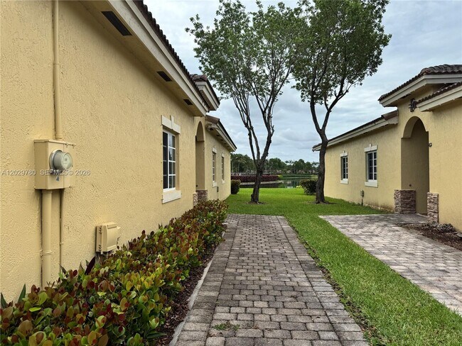 Foto del edificio - 3384 NE 11th Dr