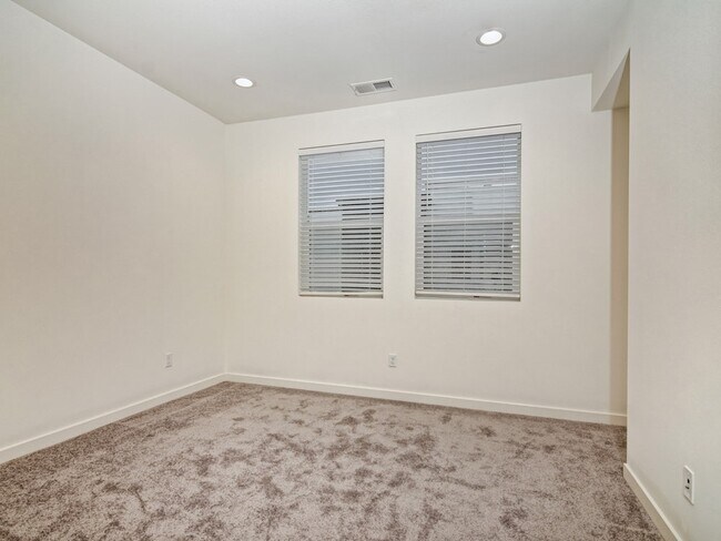 Foto del edificio - 2540 S Escondido Blvd