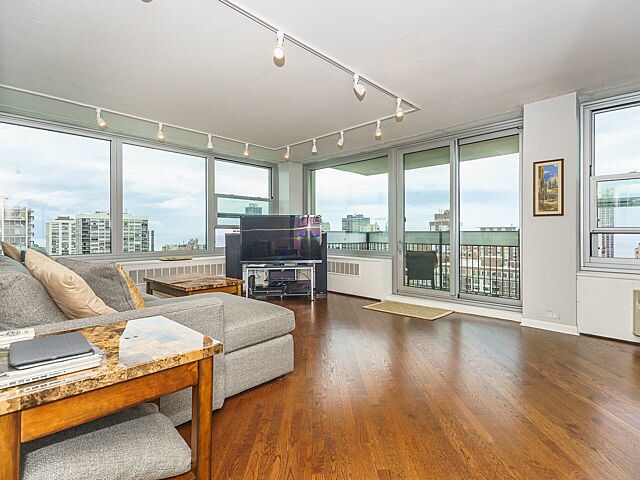 Foto del edificio - 1255 N Sandburg Terrace