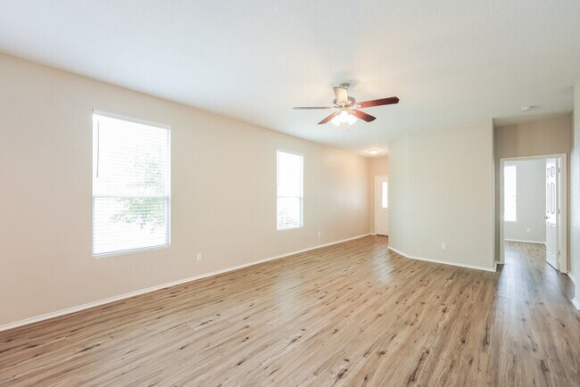 Foto del edificio - 27330 Wrought Iron