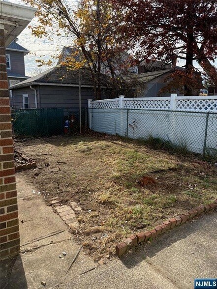 Foto del edificio - 23 Barrington Ave