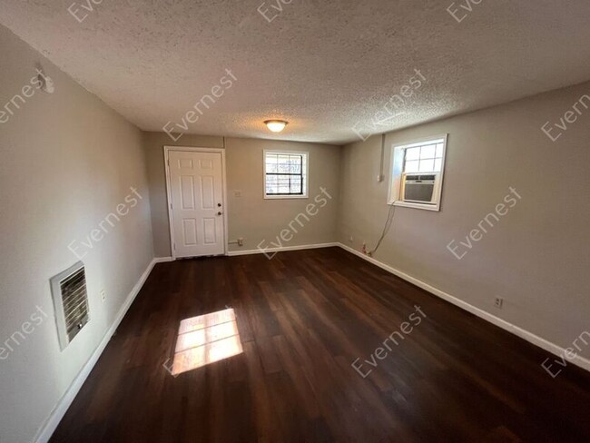 Building Photo - 833 Clark St