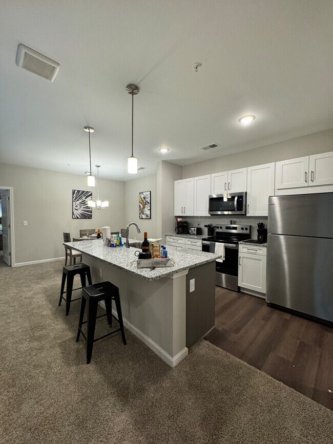 Foto del edificio - 1701 Pine Lake Dr