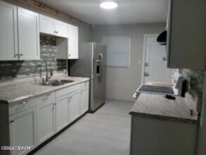 Building Photo - 528 Park Dr