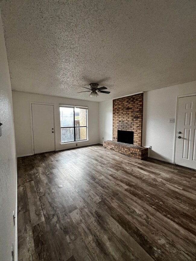 Foto del edificio - One bedroom Condo in Raintree Manor