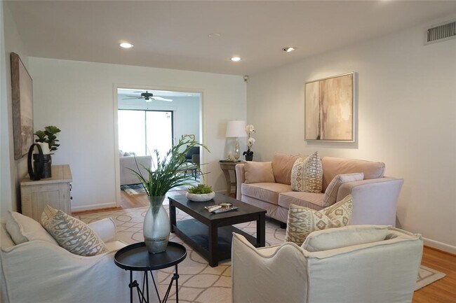 Foto del edificio - 4726 Waring St