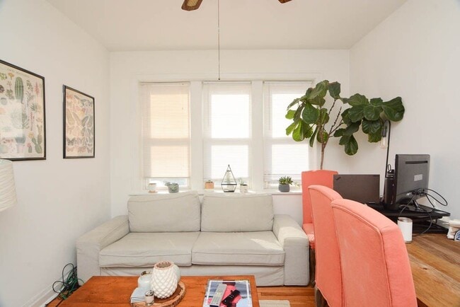 Photo - 1933 W Crystal St (Chicago, IL) Apartment