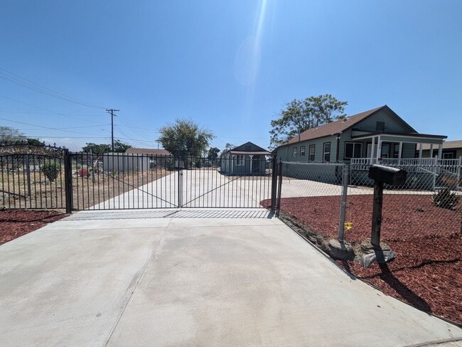 Foto del edificio - Cozy 1-Bed Home – Fenced Yard, Washer Hook...