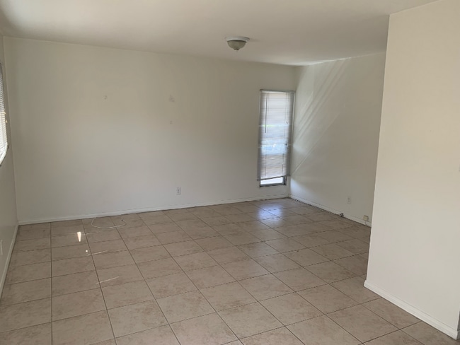 Foto del edificio - 10722 Woodbine St