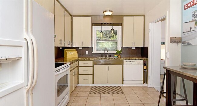 Foto del edificio - 2228 W Frederic St
