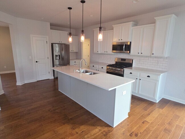 Foto del edificio - Like New 5 bedroom Pewaukee home in Broken...