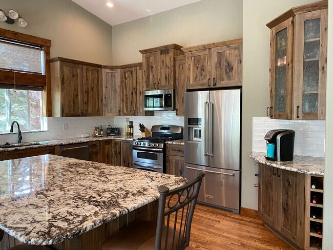 Foto del edificio - "Spacious 4-Bedroom Retreat with 3 Full Ba...