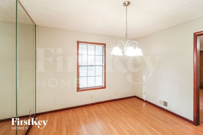 Foto del edificio - 1070 Oak Grove Cir