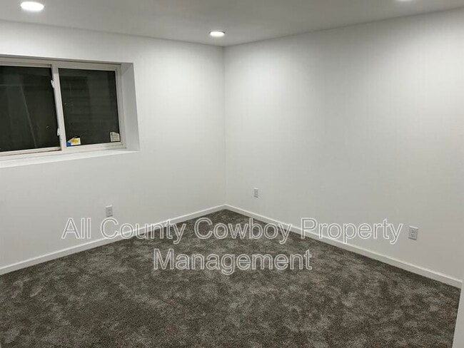 Building Photo - 1710 1/2 Walsh Court