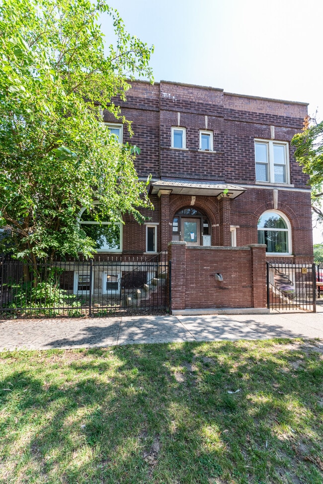 Foto del edificio - 1535 W Leland Ave