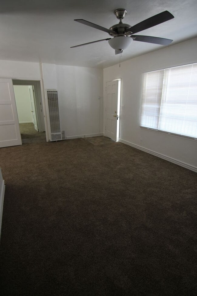 Building Photo - 2 Bedroom, 1 Bath Home