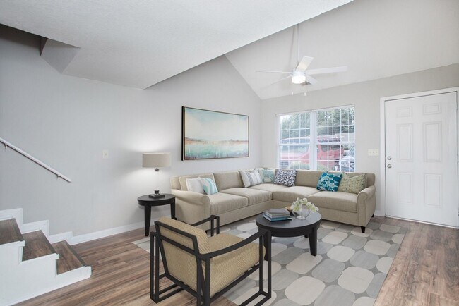 Foto del edificio - Beautifully Renovated 3-Bedroom Townhome at The Lofts at Crown Point Place