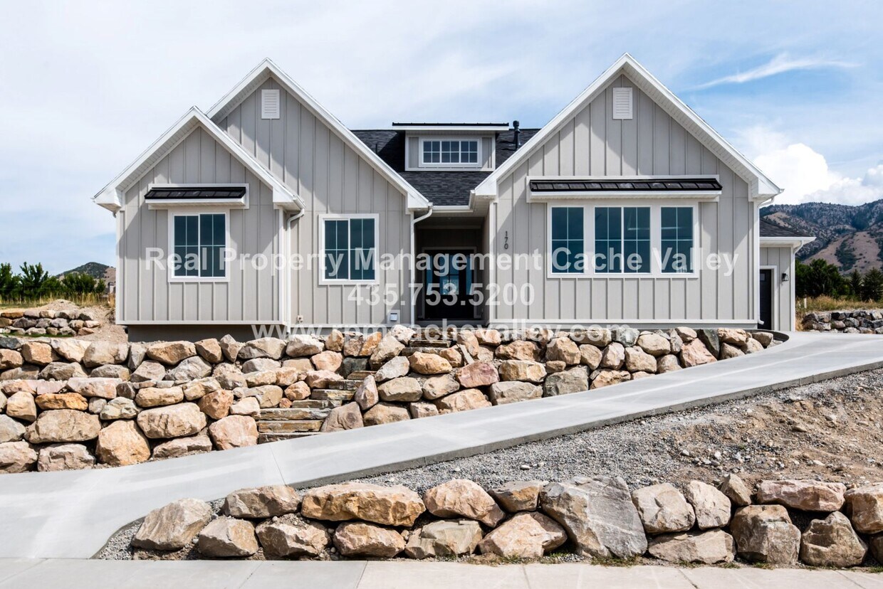Foto principal - Gorgeous 3 br 2 bath home in Hyde Park! Ha...