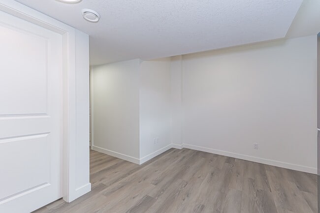 Building Photo - 14912-14109 109 Ave