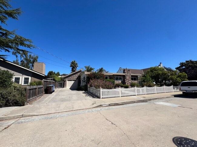 Foto del edificio - Spacious 4-Bedroom Retreat Just Steps from...
