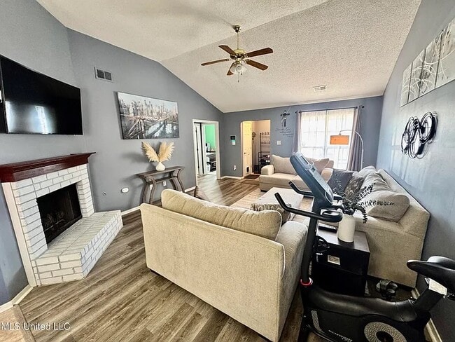 Building Photo - 1096 W E Ross Pkwy