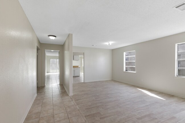 Foto del edificio - 4025 Glenmere Dr