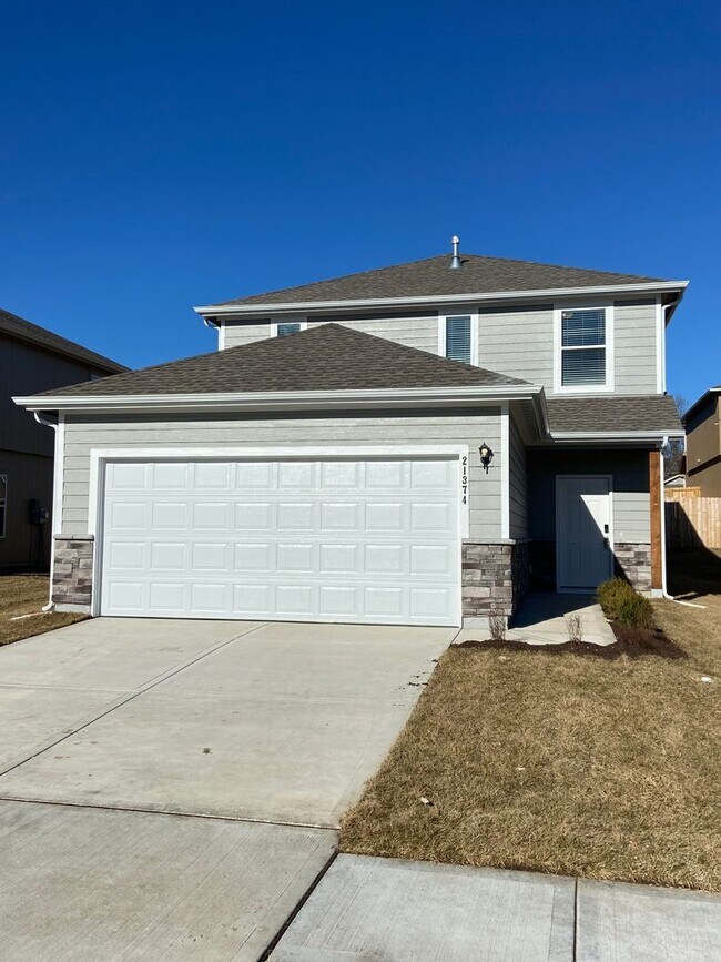 Foto del edificio - *Pre-Leasing* Three Bedroom | Two and a Ha...