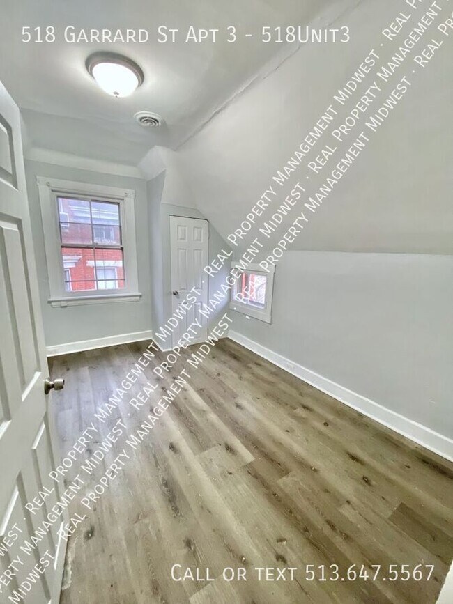 Foto del edificio - Location, Location, Etc…