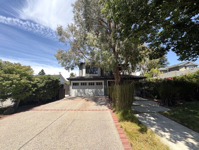 Foto del edificio - Spacious 5BR/3.5BA Palo Alto Home with Gourmet Kitchen & Large Backyard