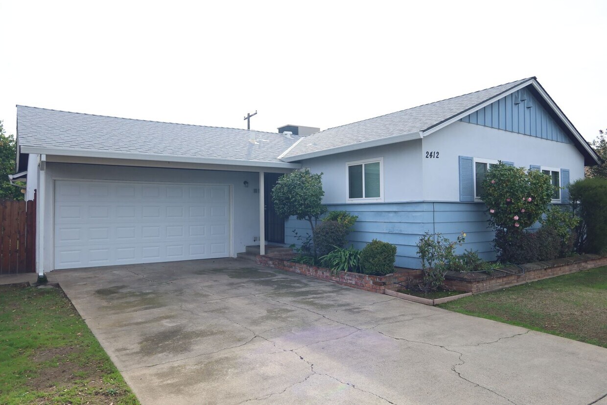Foto principal - 3 br, 1 1/2 ba, 2 car gar in the Brentwood...