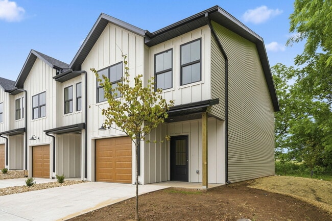 Building Photo - 2175 W Parkview Ave