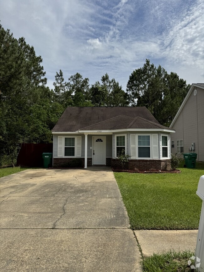 Building Photo - 13401 Warren Dr