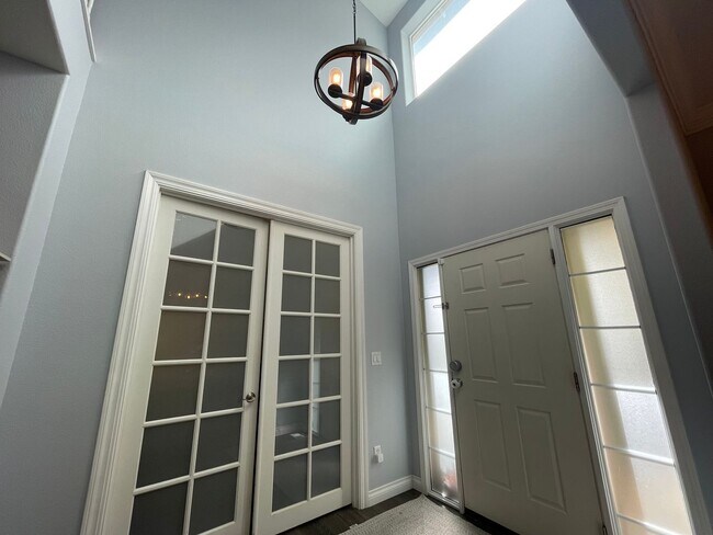 Building Photo - Spacious 3 Bedroom 2.5 Bath + Den & Bonus ...