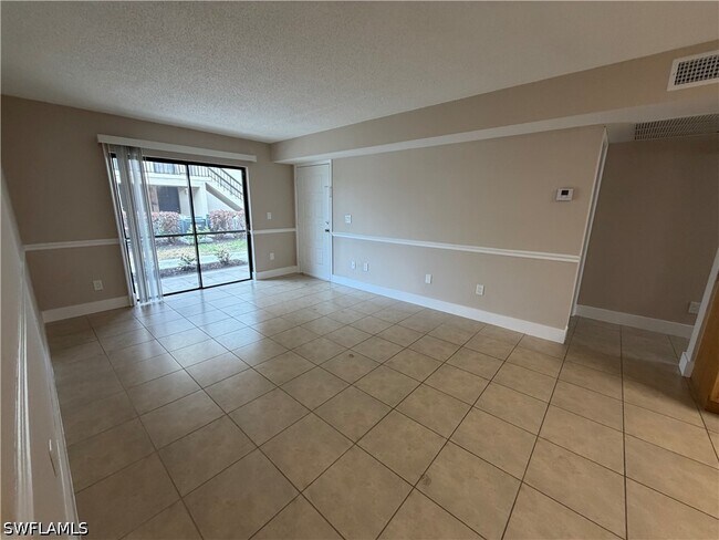 Foto del edificio - 5305 Summerlin Rd
